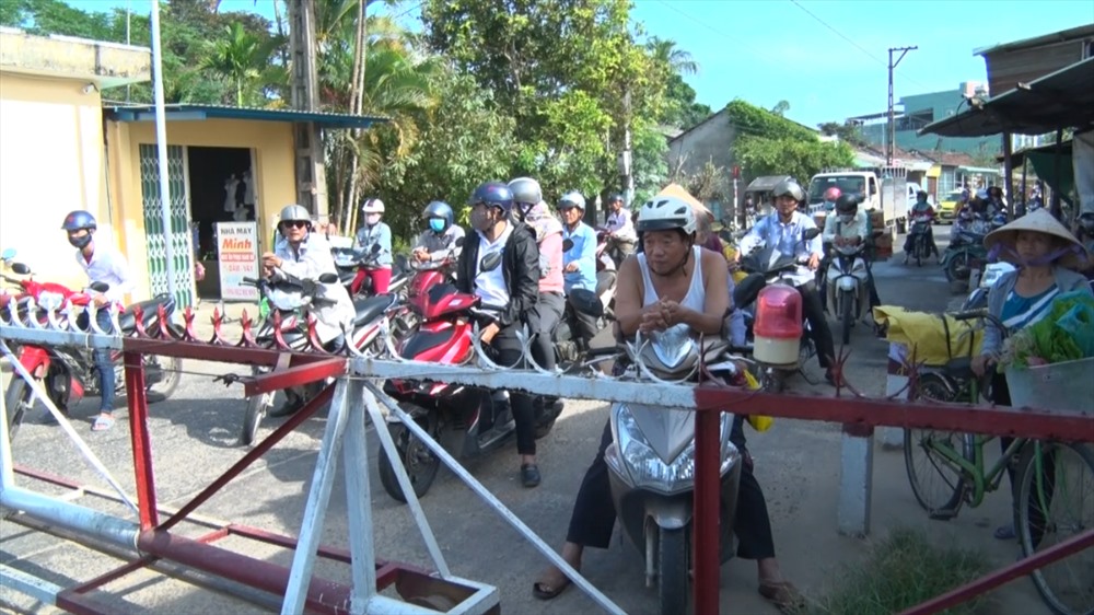 Tại đây, khi có tàu hỏa dừng lại bốc hàng hoặc tránh tàu chạy ngược chiều thì sẽ có hàng dài người và xe nối đuôi nhau, có khi đứng chờ hơn 1 giờ đồng hồ tại gác chắn An Mỹ. Dẫu khó chịu và rất bức xúc nhưng người qua lại trên đường này không còn cách nào khác ngoài chịu đựng.