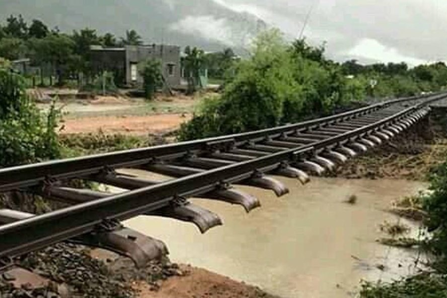 Lũ cuốn trôi nền đường sắt tại 1382+600 khu giang Ka Rôm - Phước Nhơn, tỉnh Ninh Thuận. Ảnh: Page CLB đam mê đường sắt