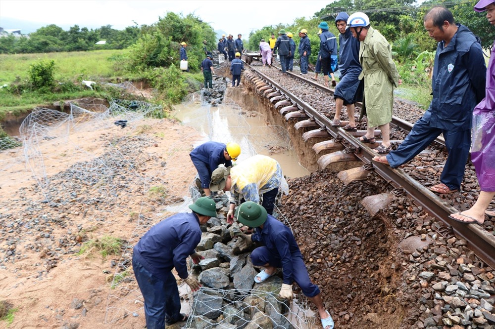 Công nhân Công ty CP Đường sắt Thuận Hải đang nỗ lực khắc phục đoạn đường sắt hư hỏng. Ảnh: Thắng Nam