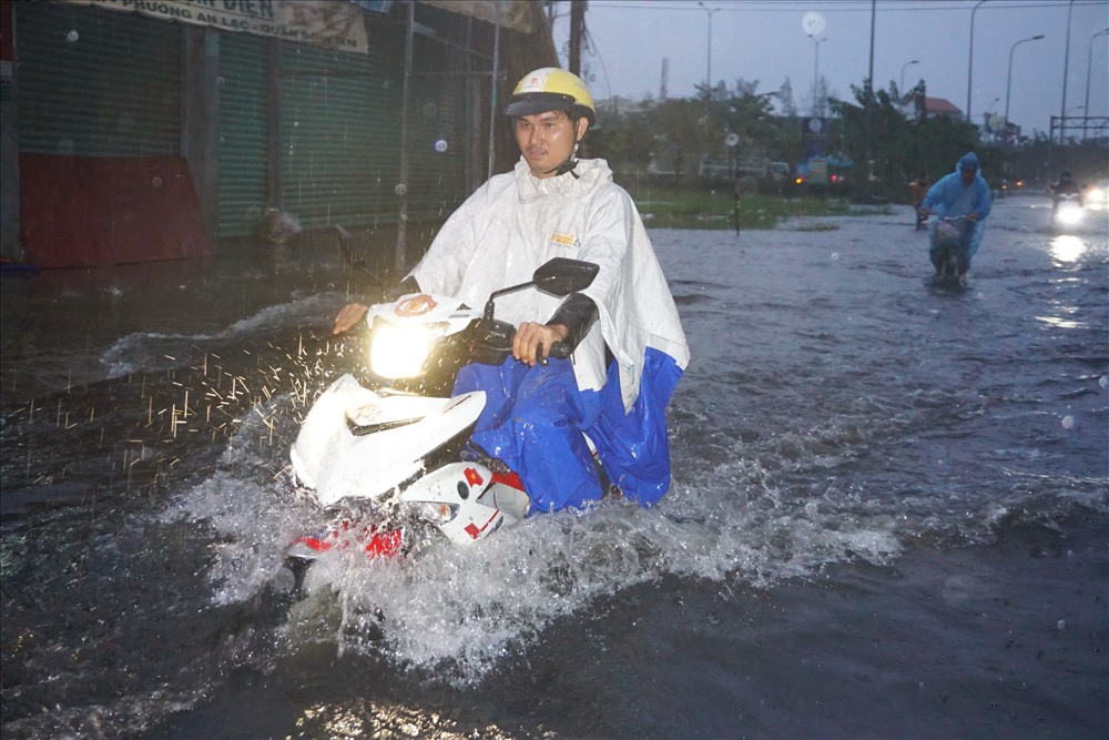 Nước ngập đường Hồ Học Lãm