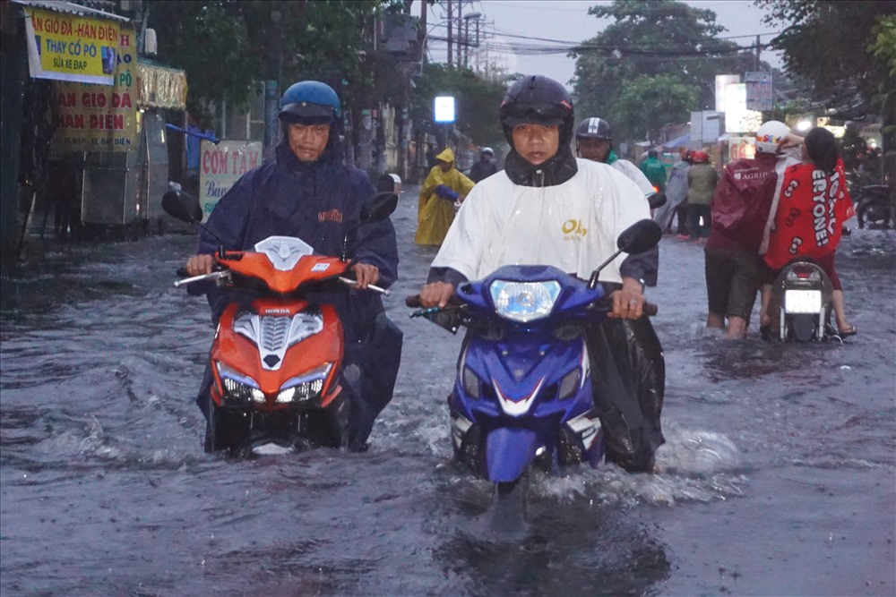 Nước ngập đường Hồ Học Lãm