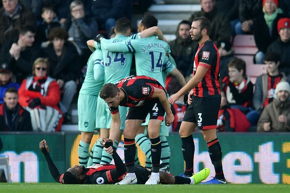 Arsenal có bàn mở tỉ số nhờ sai lầm của đối phương (Ảnh: Getty)