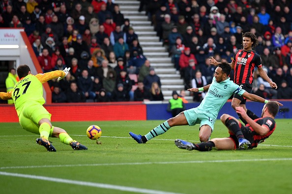 Aubameyang ghi bàn ấn định tỉ số (Ảnh: Getty)