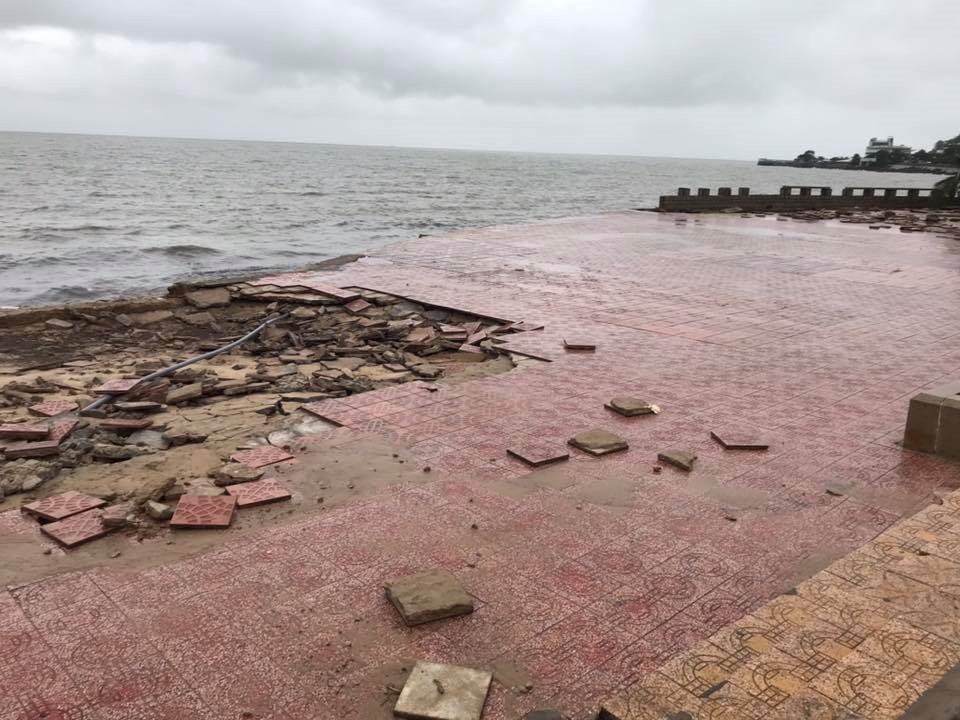Gạch bị lật lên khá nhiều
