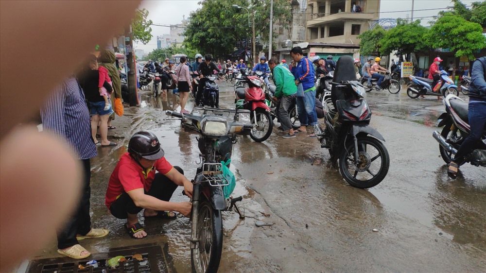 Không chờ nổi tiệm sửa xe, nhiều người ” tự xử”