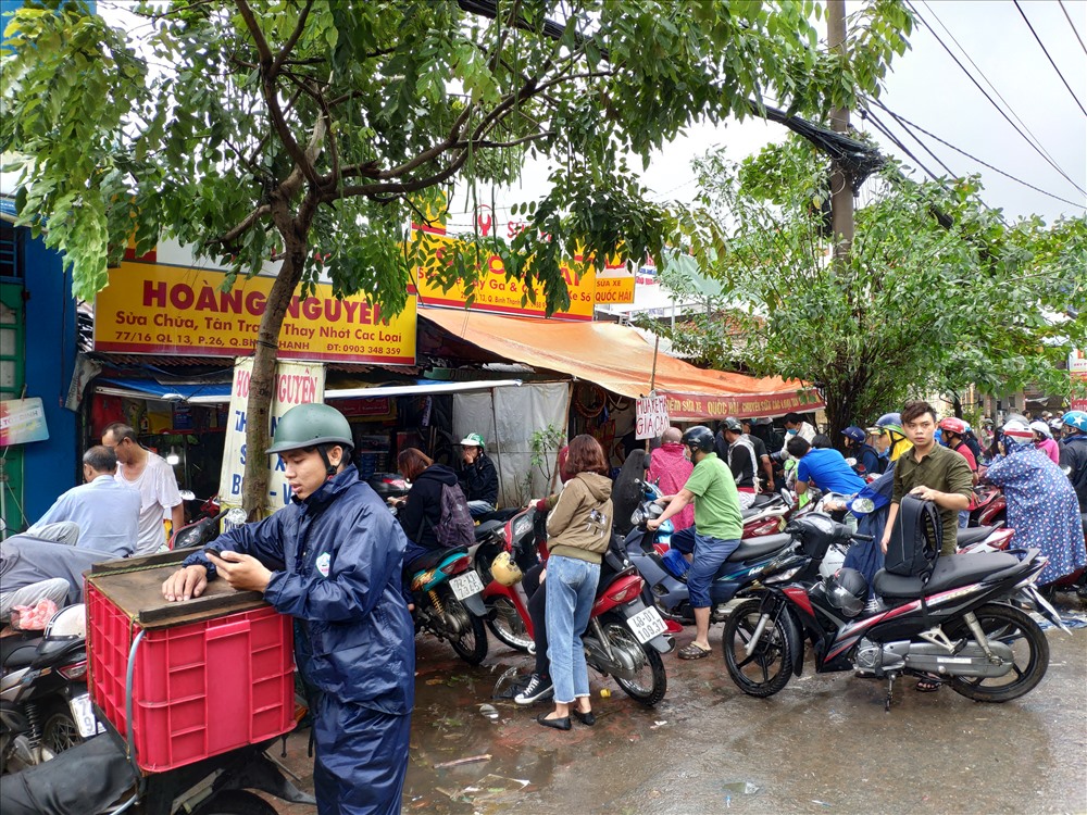 Xếp hàng chờ được sửa tại các tiệm sửa xe