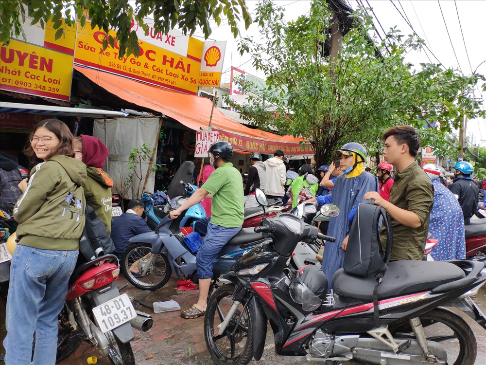 Chủ tiệm sửa xe trên QL 13 (quận Bình Thạnh) phải mời bớt khách đi vì quá đông người chờ sửa xe