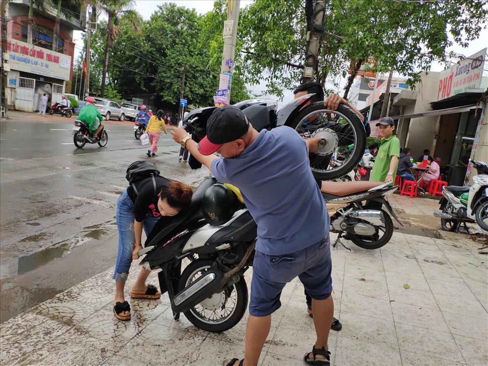 Giúp nhau dốc nước trong pô xe máy ra