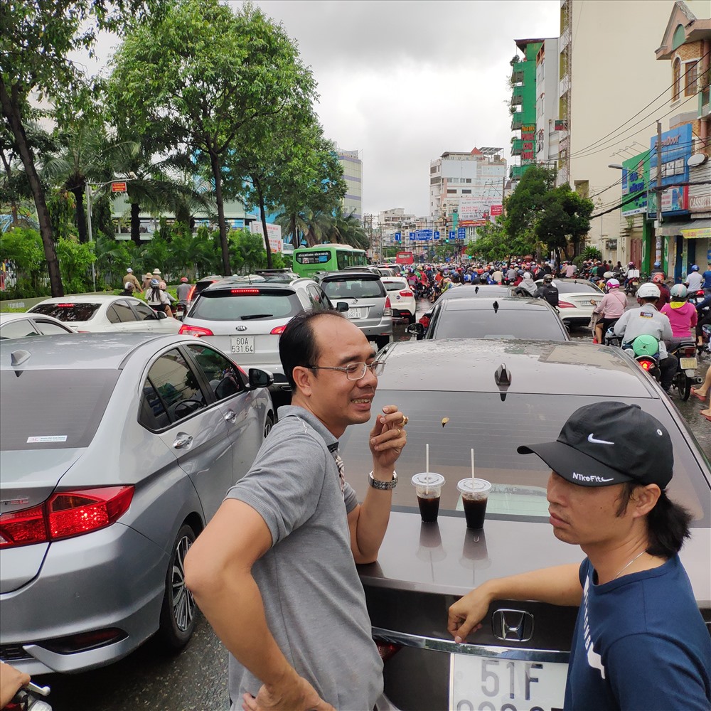 Tắc đường mà đến cữ cà phê sáng thì...