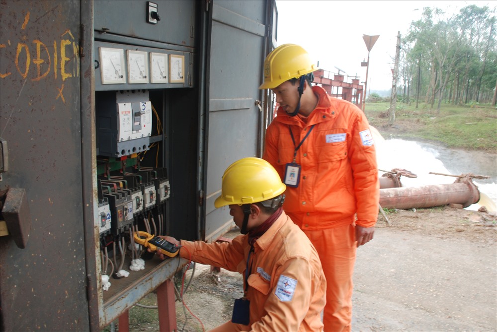 Sẵn sàng cung ứng điện phục vụ bơm tưới vụ Đông Xuân 2018-2019. Ảnh: H.T
