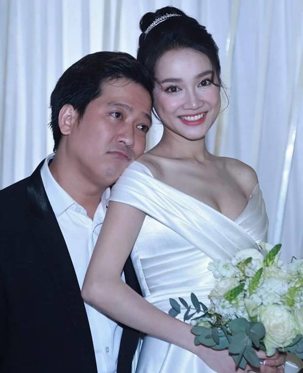 Trường Giang nũng nịu bên Nhã Phương. Ảnh: FBNV