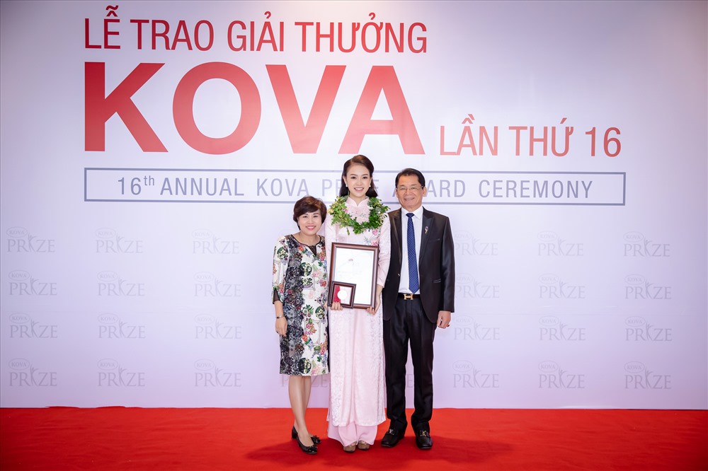 Bố mẹ Ngọc Vân đều có mặt để chúc mừng con gái.