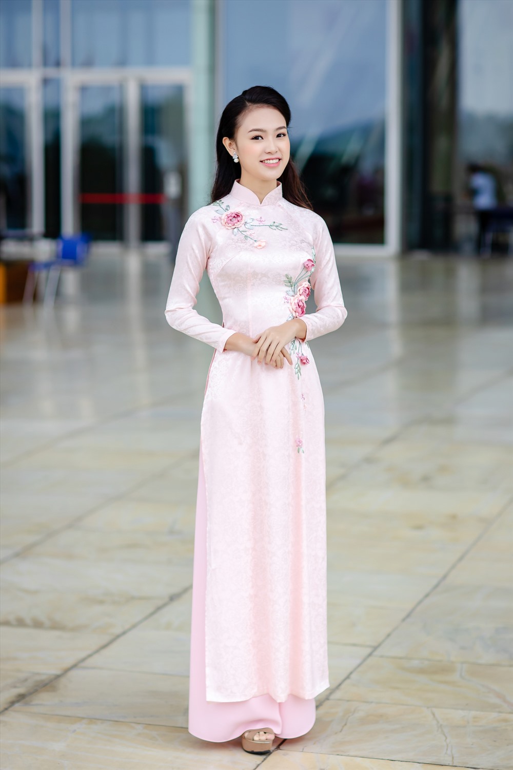 “Cô gái vàng” Phùng Bảo Ngọc Vân khoe nhan sức rạng rỡ trong ngày nhạn giải thưởng Kova. Ảnh: NVCC.