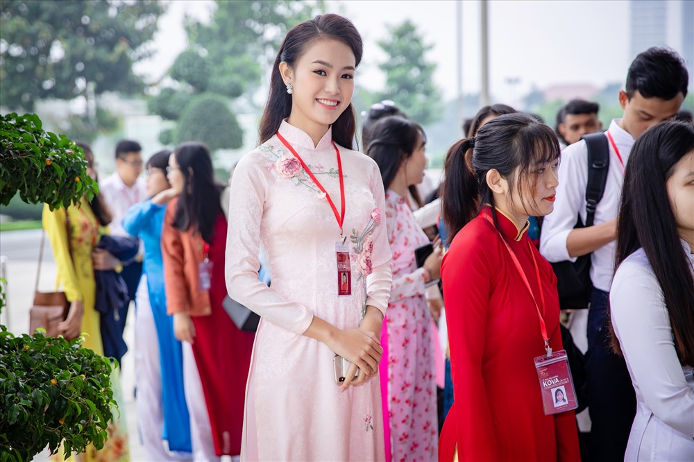 Người đẹp nổi bật giữa đám đông bởi vẻ đẹp xinh tươi, vóc dáng cao ráo.