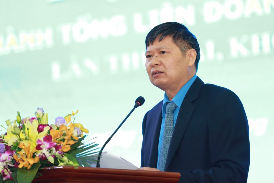 Phó Chủ tịch Tổng LĐLĐVN Phan Văn Anh phát biểu tại Hội nghị BCH Tổng LĐLĐVN lần thứ 2, khoá XII. Ảnh: Hải Nguyễn