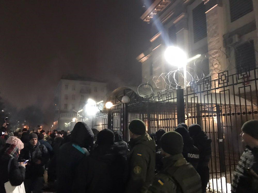 Đại sứ quán Nga tại Kiev bị tấn công bằng bom khói và pháo sáng. Ảnh: Sputnik