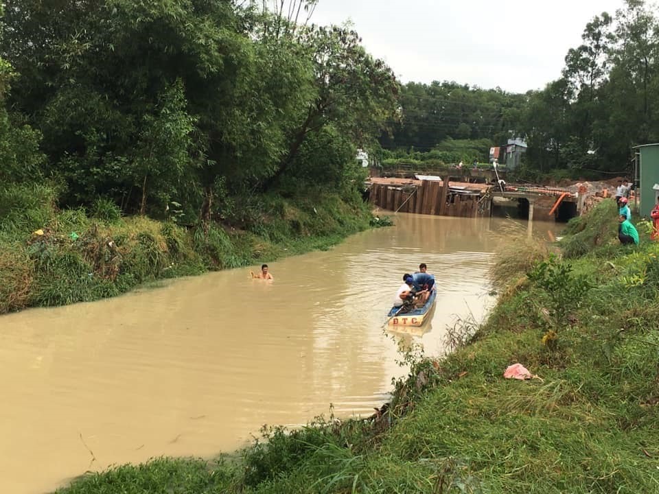 Lực lượng cứu hộ đang tìm nam thanh niên mất tích.