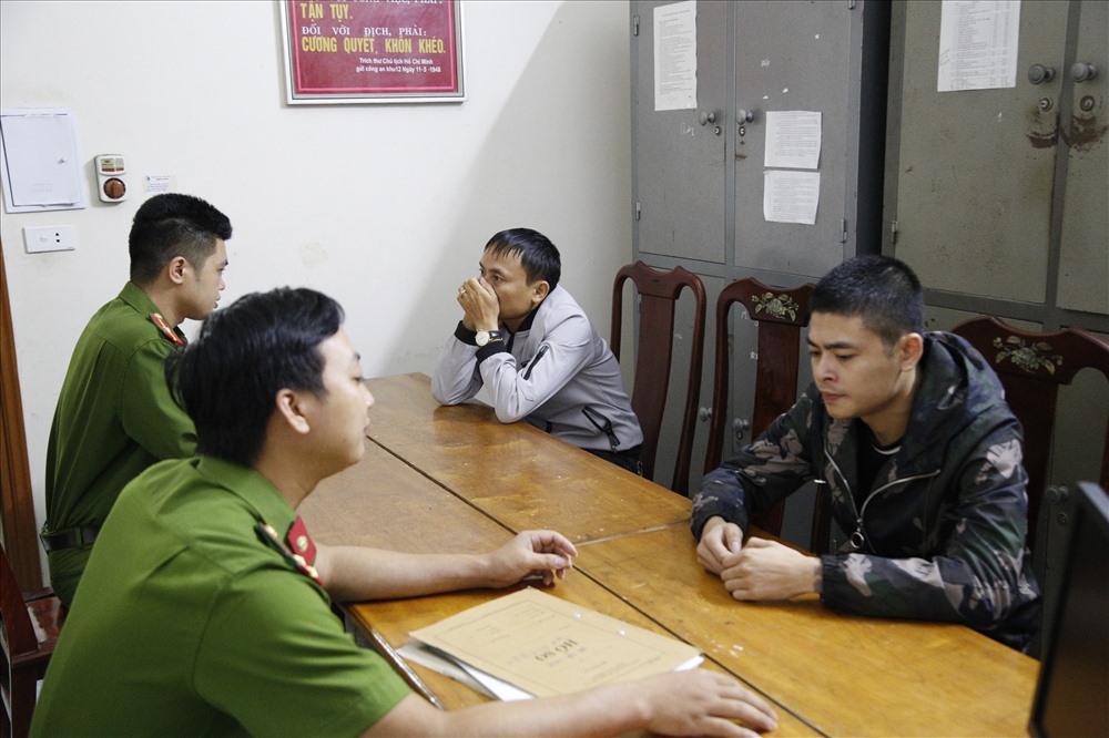 Lực lượng chức năng tiến hành lấy lời khai những người có liên quan