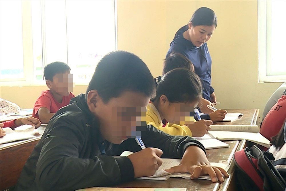 Em N đến trường vào chiều 24.11. Ảnh: Lê Phi Long