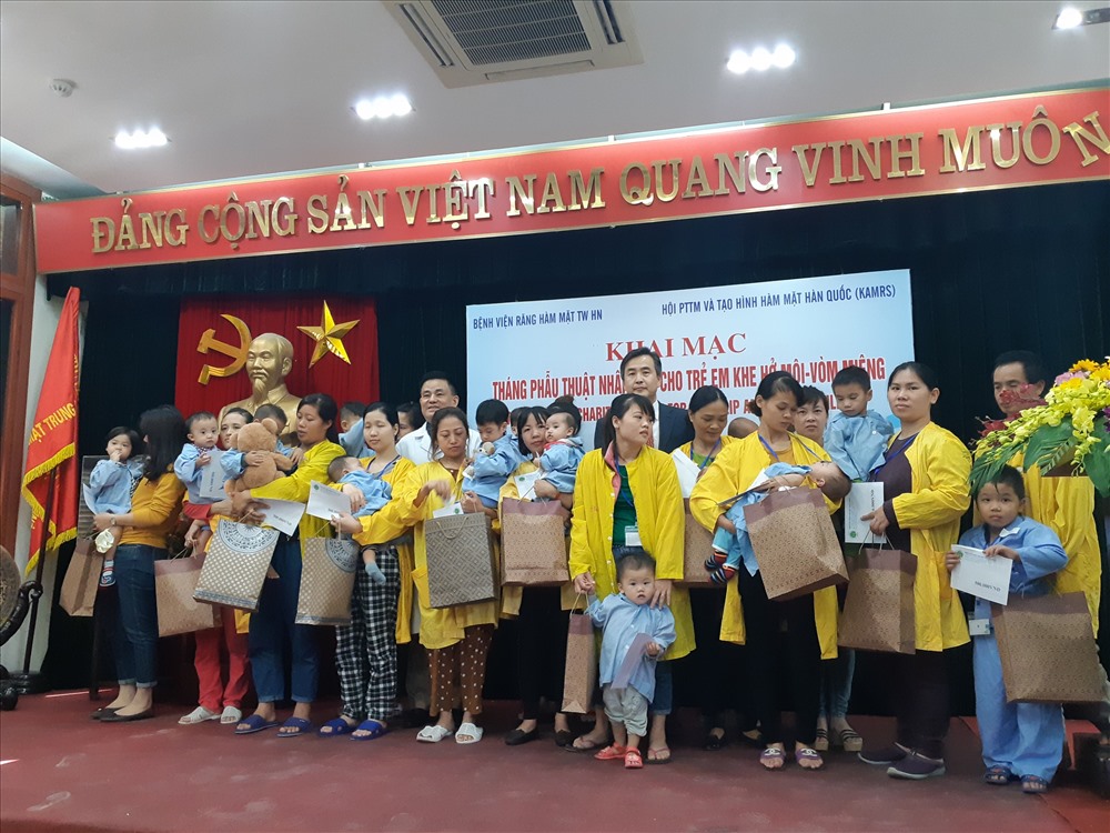 Bệnh viện trao quà cho các bé phẫu thuật khe hở môi vòm miệng. Ảnh: PV