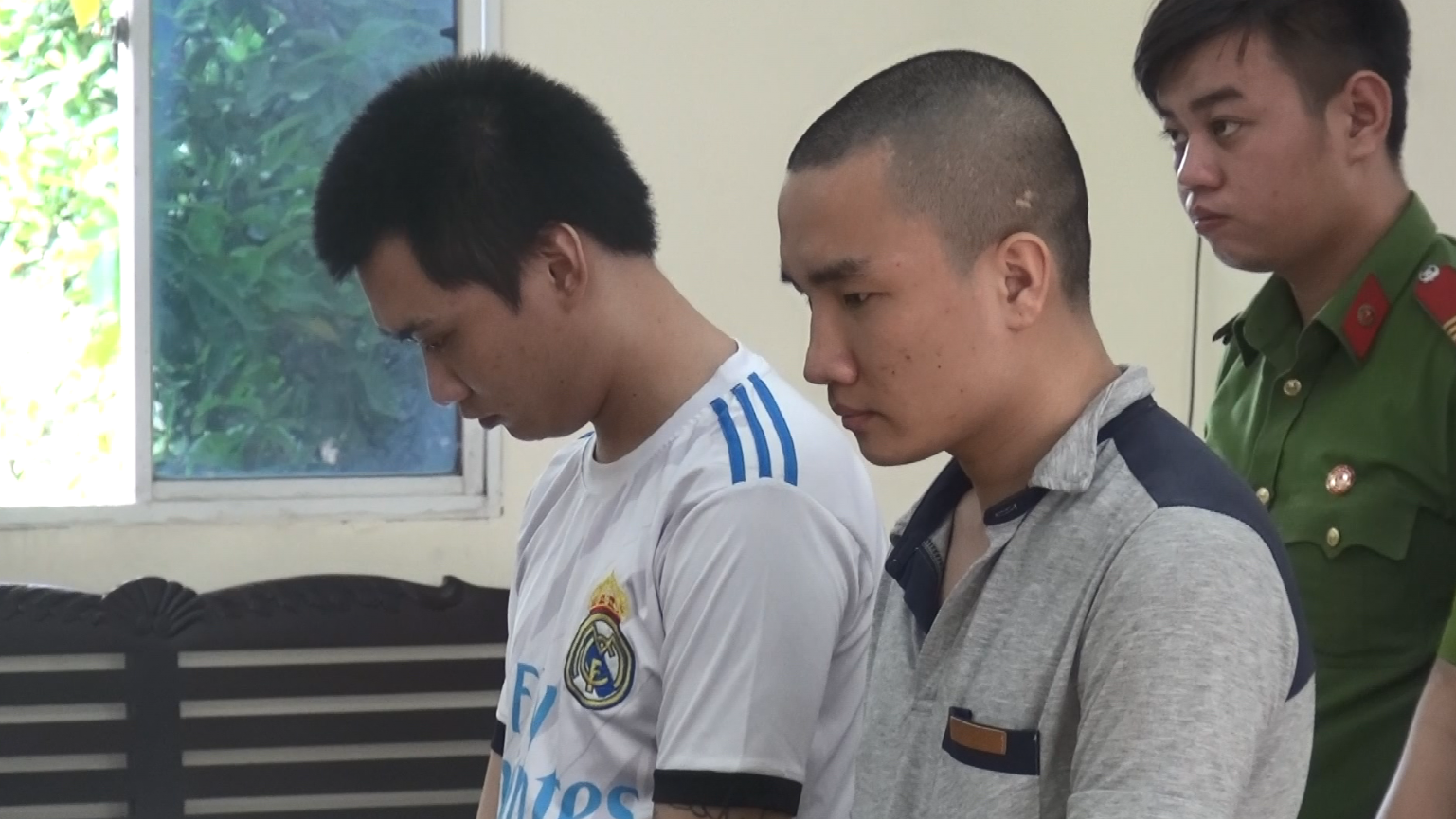 Bị cáo Chức và Phú tại tòa.