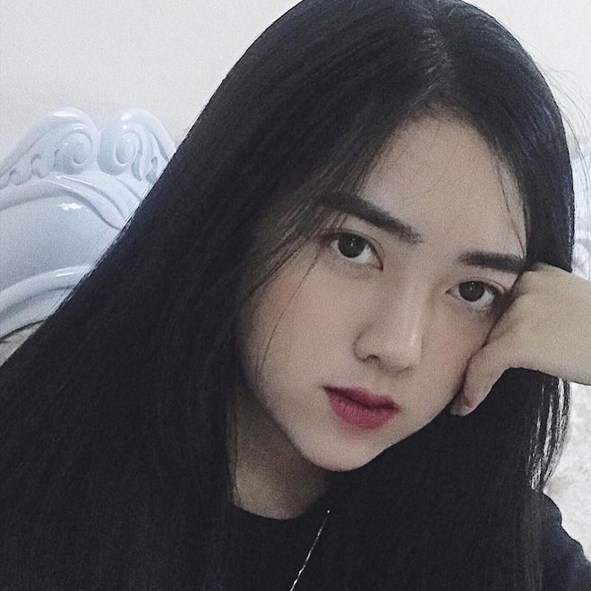 Hà Trang gây ấn tượng bởi gương mặt xinh đẹp, đôi mắt to tròn.