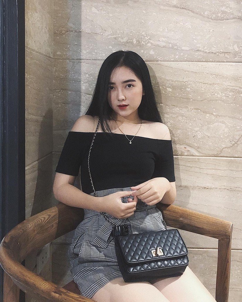 Trân trang cá nhân, người đẹp hiếm khi thể hiện tình cảm với Hà Đức Chinh.