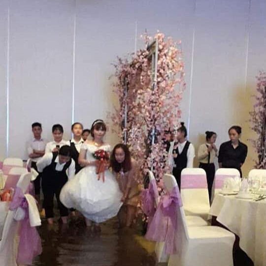Cô dâu xách váy lội nước cao đến đầu gối ( (Ảnh fanpage Biến Sài Gòn)