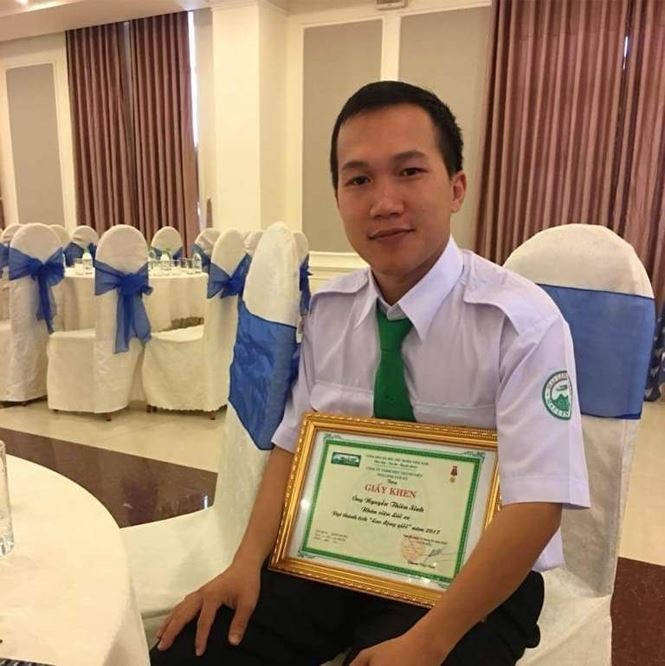 Anh Sinh cũng được khen thưởng sau khi giúp sản phu sinh con trên taxi (Ảnh: Tiền Phong)