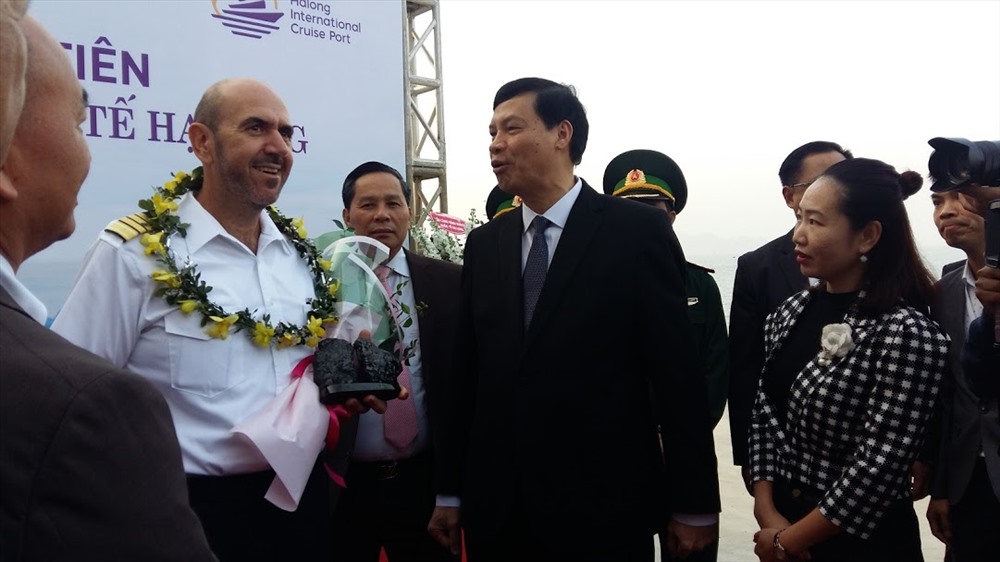 Chủ tịch UBND tỉnh Quảng Ninh Nguyễn Đức Long tặng hoa cho thuyền trưởng. Ảnh: N.H