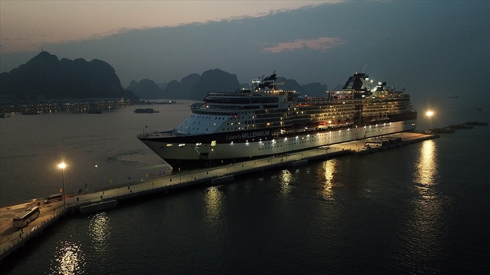 Tàu Celebrity Millennium thuộc hãng tàu biển Royal Caribbean Cruise Lines của Mỹ, xuất phát từ Hồng Kông, cập cảng vào lúc 5h30 sáng nay. Ảnh: N.H