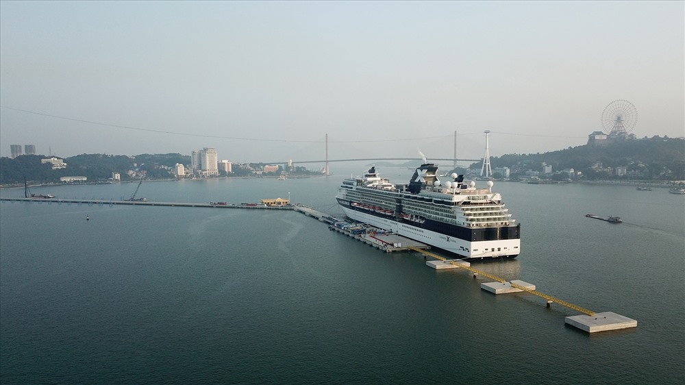 Dự kiến từ nay đến cuối năm 2018, sẽ có khoảng 10 chuyến tàu khách quốc tế nữa cập Cảng hành khách quốc tế Hạ Long. Ảnh: N.H