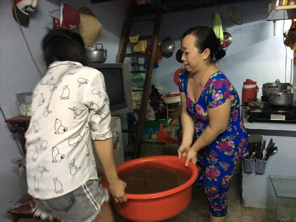 Nhiều hộ dân hì hục tát nước