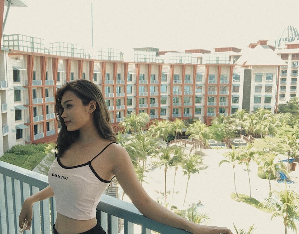 Vóc dáng cân đối, vòng eo thon gọn là lợi thế của Thanh Tú.