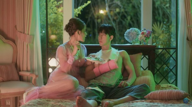 Chi Pu có nhiều hành động nhạy cảm với bạn diễn.