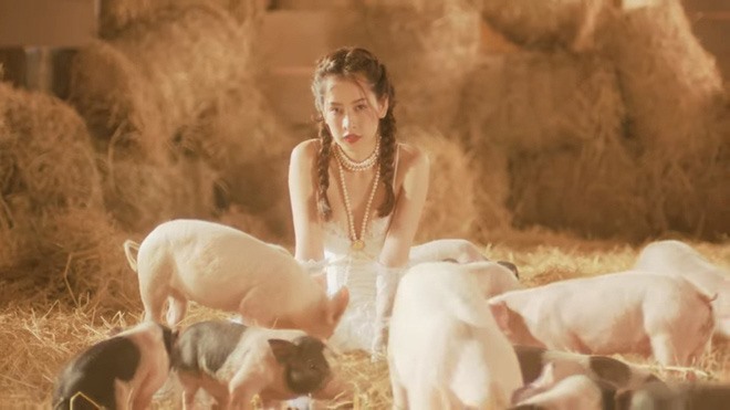 Khiêu dâm, phản cảm là những từ mà các khán giả dùng để miêu tả MV Mời anh vào tim em.