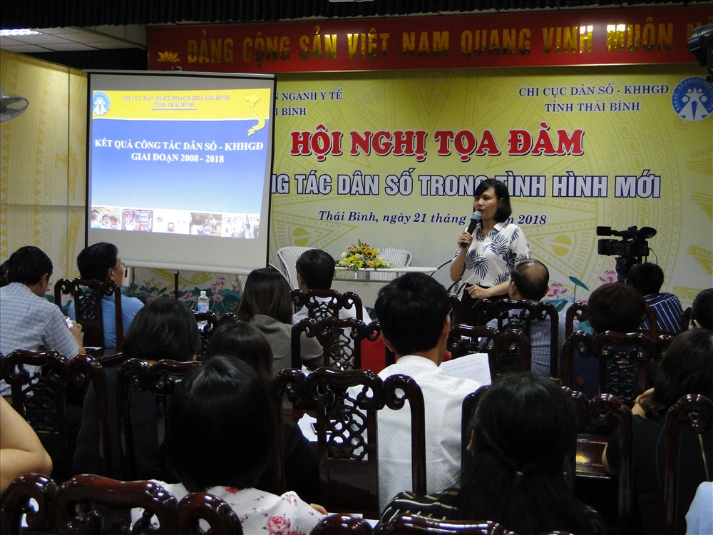 Đồng chí ĐoànThanh Hằng - Phó Chi cục trưởng Dân số - KHHGĐ tỉnh Thái Bình - trao đổi tọa đàm.