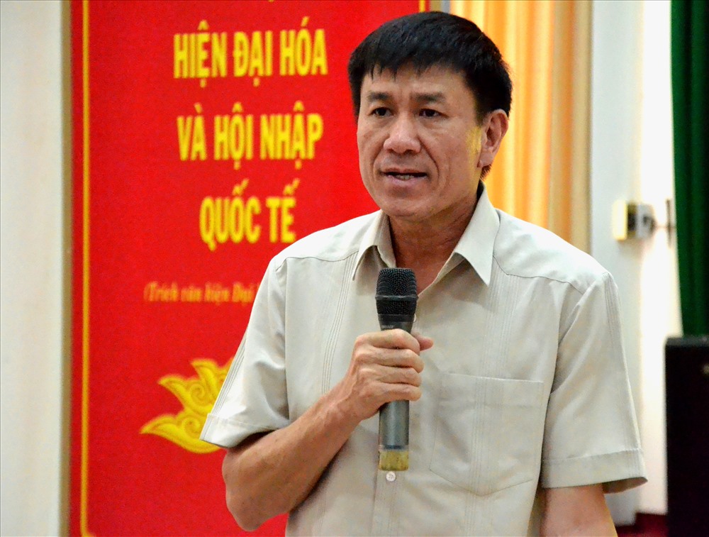Phó Trưởng Ban Quan hệ Lao động Lê Đình Quảng báo cáo tại lớp tập huấn. Ảnh: Lục Tùng