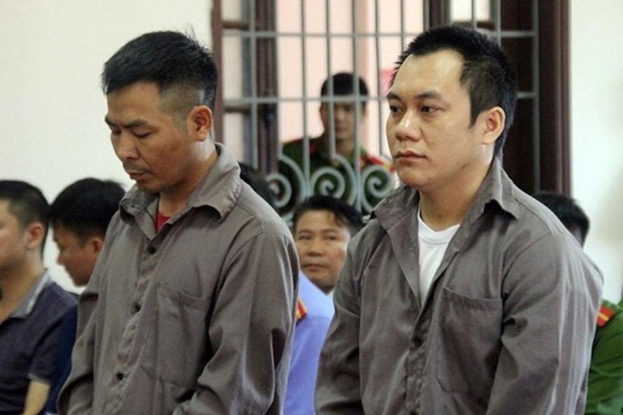 Tài xế Lê Ngọc Hoàng (bìa phải) tại tòa.