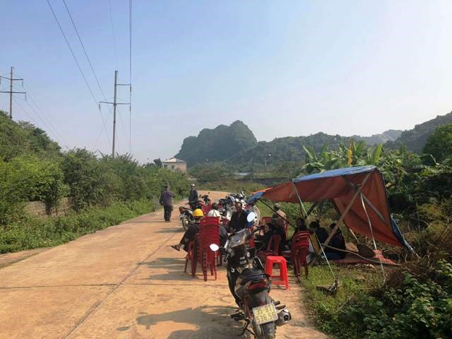 Nếu có người lạ xuất hiện ở khu vực này thì người dân kéo ra ngăn cản không cho vào. Ảnh: NT