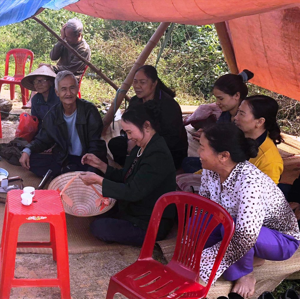 Người dân thay phiên nhau canh gác không cho người lạ vào khu vực dự kiến xây dựng Đài hóa thân hoàn vũ Việt Đức. Ảnh: NT