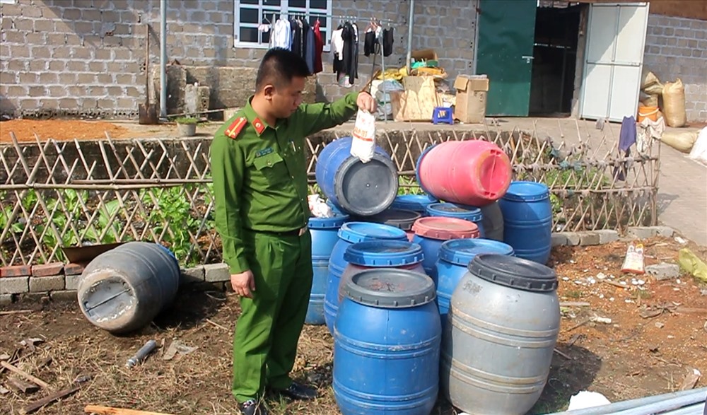 Hơn 1,3 tấn hóa chất phụ gia không có nguồn gốc bị phát hiện tại cơ sở này. Ảnh: Công an Quảng Ninh cung cấp