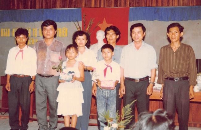 Ông Trần Bắc Hà (thứ hai từ trái qua) khi còn làm việc tại BIDV Bình Định. Ảnh VietnamFinance