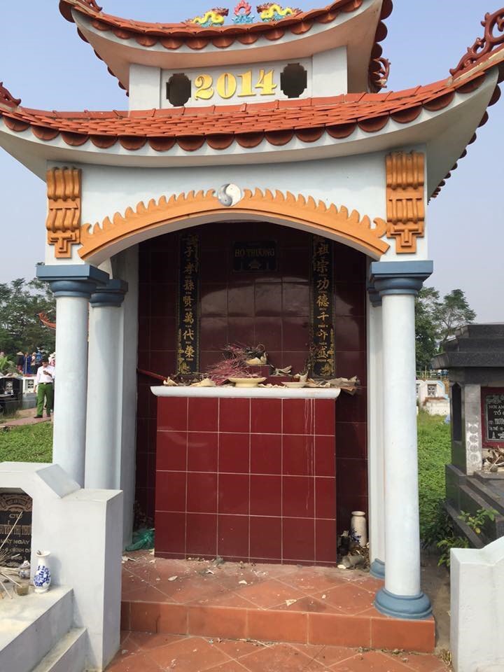 Một trong những ngôi mộ tổ của dòng họ bị đập vỡ bát hương.