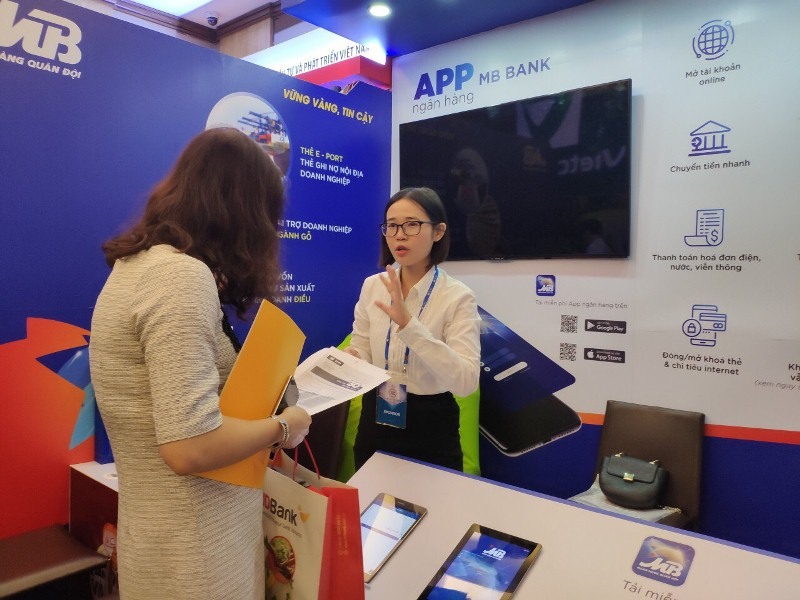 Nhân viên MB tư vấn sản phẩm dịch vụ tới khách hàng tại lễ trao giải. Ảnh: MBBank