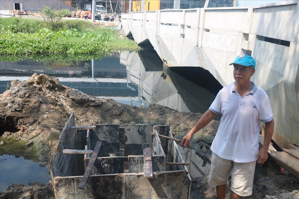 Theo Đại học Văn Lang, con kênh này không phải là tuyến kênh giao thông thủy nên việc thiết kế và xây dựng cây cầu này là đúng theo tiêu chuẩn cho phép.