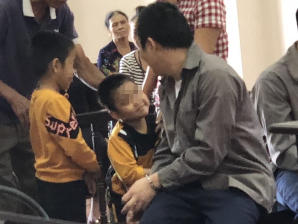 Giây phút ba bố con bị cáo Lê Ngọc Hoàng được gặp nhau sau 21 tháng bị tạm giam. Ảnh: LS Nguyễn Thiện Hiệp.
