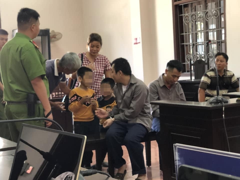 Giây phút ba bố con bị cáo Lê Ngọc Hoàng được gặp nhau sau 21 tháng bị tạm giam. Ảnh: LS Nguyễn Thiện Hiệp.