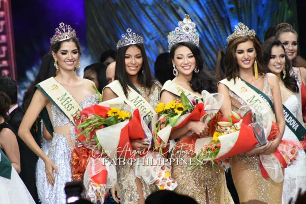 Tân Hoa hậu Trái đất 2018 Nguyễn Phương Khánh trong giây phút đăng quang, bên cạnh các người đẹp đạt giải phụ khác. Ảnh: Normannorman.