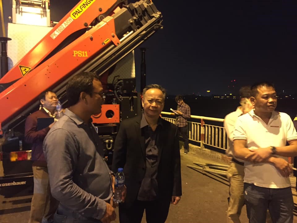 Tại hiện trường, ông Khuất Việt Hùng - Phó Chủ tịch thường trực Ủy ban An toàn Giao thông Quốc gia cũng có mặt phối hợp công tác tìm kiếm cứu nạn.
